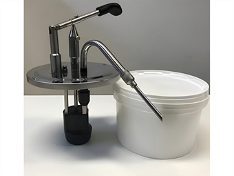 DOSATORE MANUALE INOX CON BEC CURVO A 45° ADATTO A SECCHI CREME CALLEBAUT KG 5